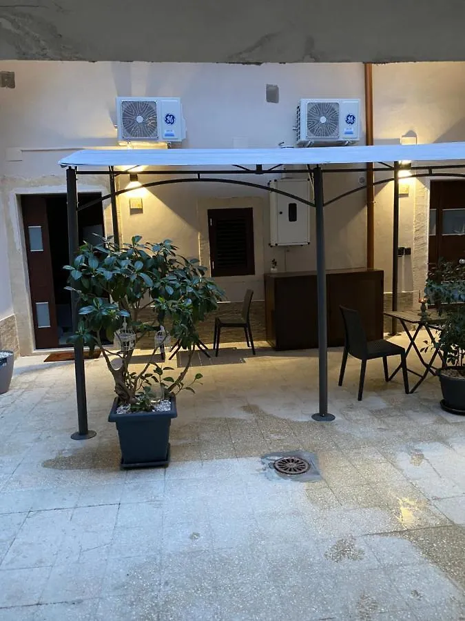 Apartment Il Cortiletto28 Rooms & House Syracuse